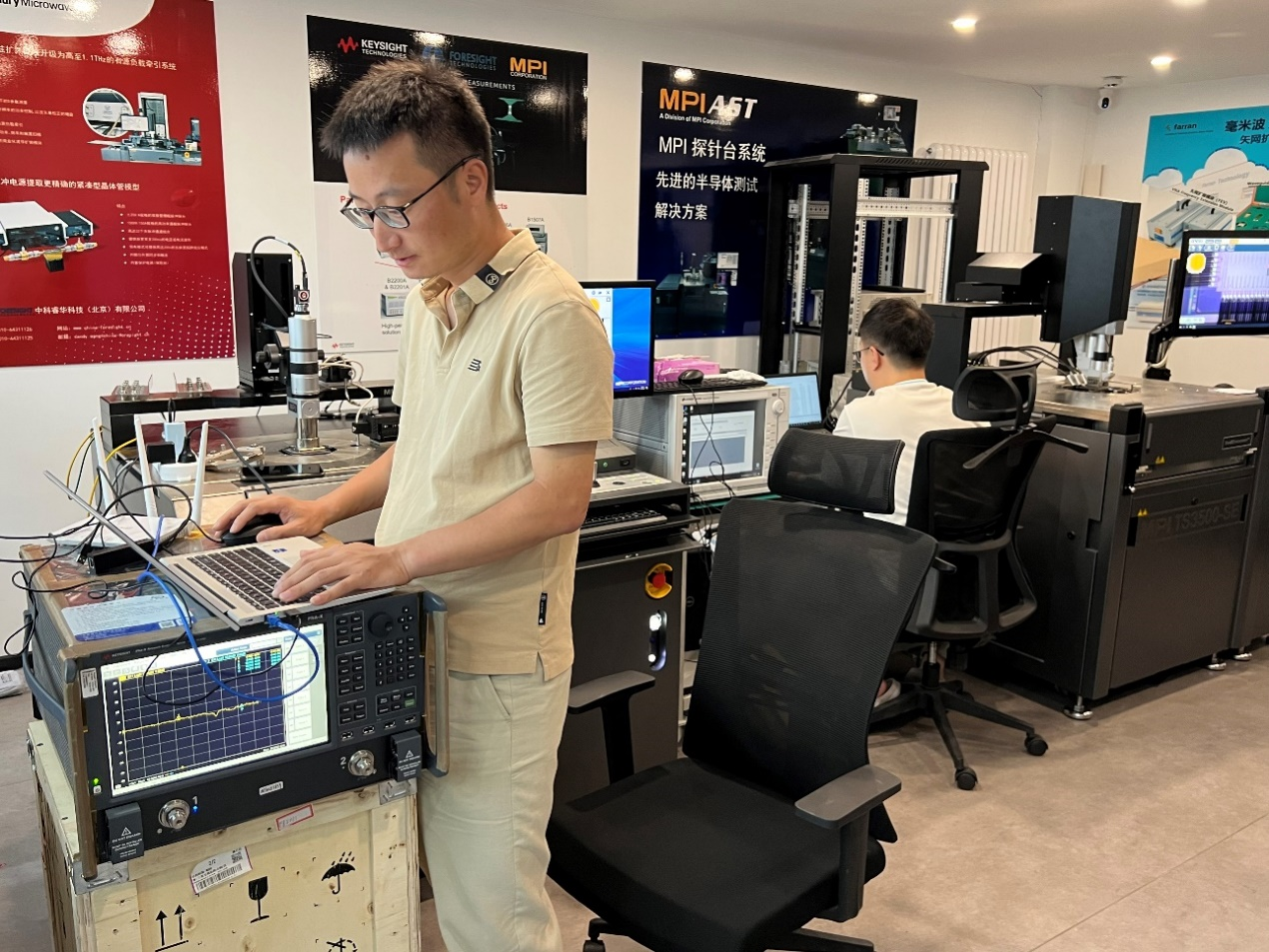 太赫兹 DC - 220GHz 在片测试.png